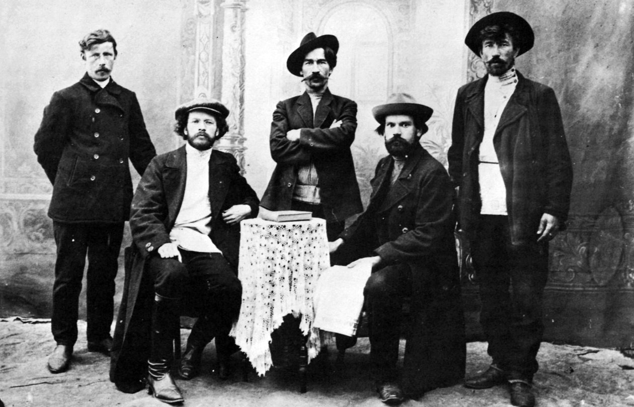 Członkowie Rosyjskiej Grupy Terrorystycznej, Narodnaja Wola, ok. 1870-80 (zdjęcie czarno-białe) autorstwa Russian Photographer