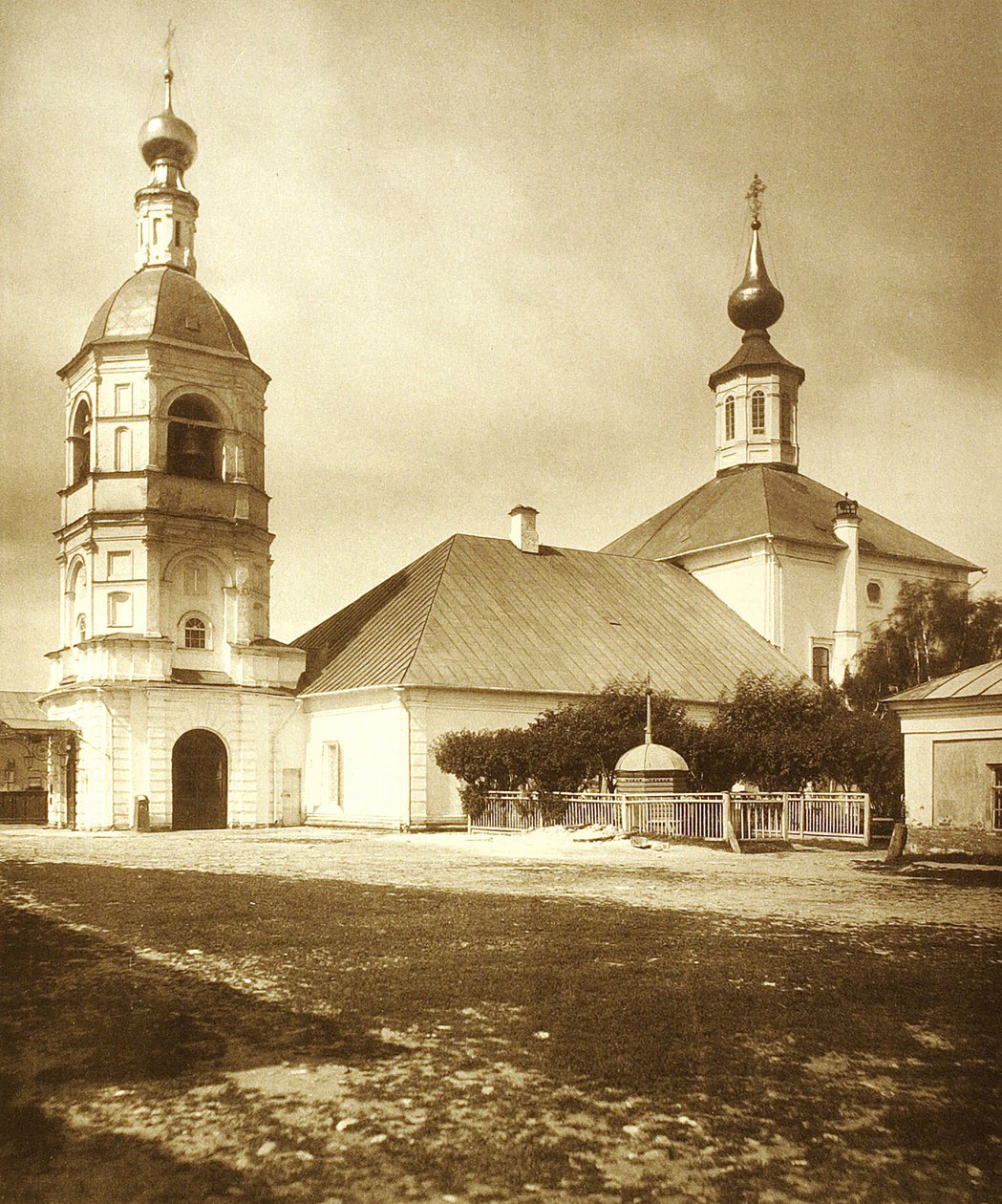 Kościół Trójcy Życiodajnej (eglise de la Trinite source de vie) na Arbacie w Moskwie. Zdjęcie albuminy autorstwa Russian Photographer