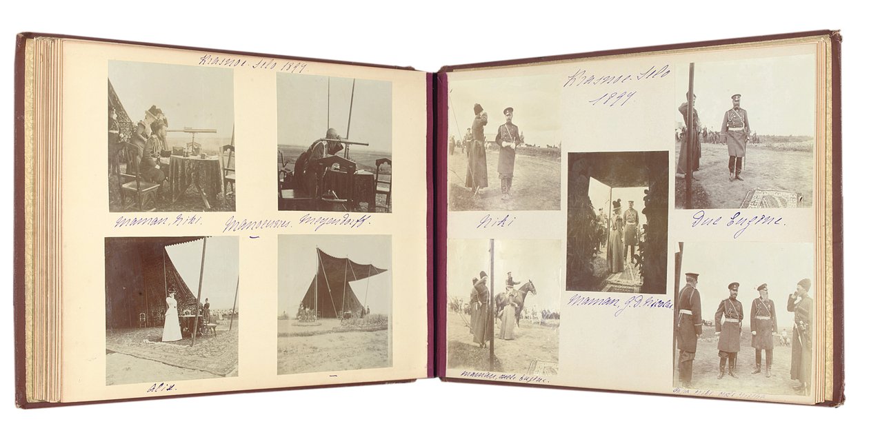 Rosyjska rodzina cesarska, strona z albumu fotograficznego, ok. 1897-99 (zdjęcie czarno-białe) (zob. także 487673-80) autorstwa Russian Photographer
