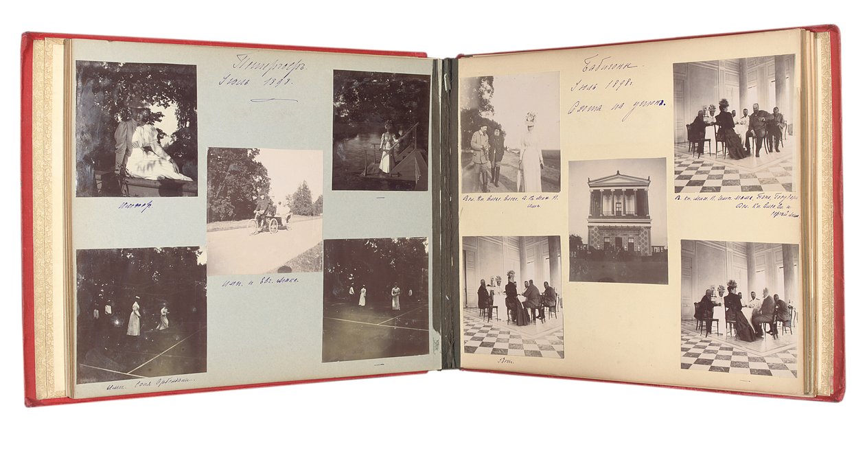 Rosyjska rodzina cesarska, strona z albumu fotograficznego, ok. 1897-99 (zdjęcie czarno-białe) (zob. także 487673-80) autorstwa Russian Photographer
