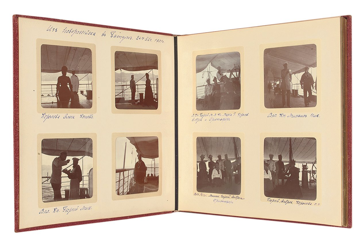 Rosyjska rodzina cesarska, strona z albumu fotograficznego, ok. 1897-99 (zdjęcie czarno-białe) (zob. także 487673-80) autorstwa Russian Photographer