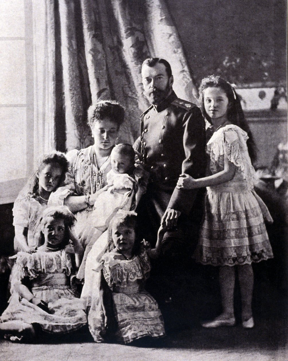 Rodzina cara Mikołaja II (1868 - 1918). Od lewej do prawej: wielka księżna Tatiana urodzona 11 czerwca 1897; Wielka Księżna Maria urodzona 27 czerwca 1899; wielka księżna Alexis urodzona 12 sierpnia 1904; Zaimponuj Aleksandrze Fiodorownie; car Mikołaj II;  autorstwa Russian Photographer