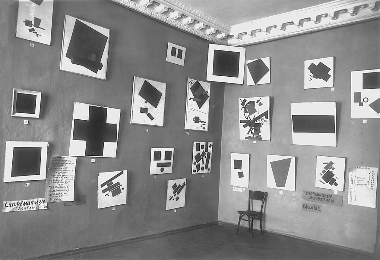 Widok sali z Czarnym Kwadratem Malewicza i innymi obrazami suprematystów, Ostatnia Futurystyczna Wystawa Malarstwa 0.10, Piotrogród, zima 1915-16 autorstwa Russian Photographer