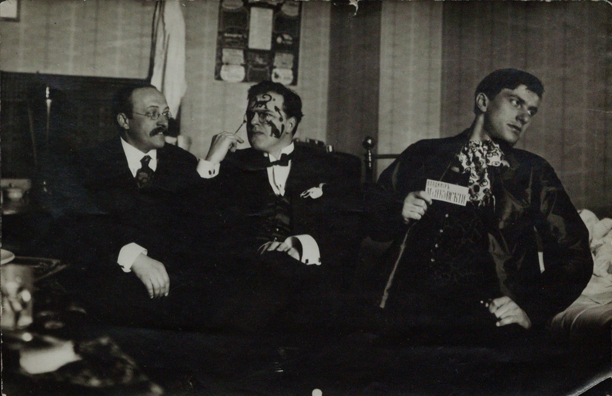 Władimir Majakowski (po prawej) z Davidem Burlyuk (w środku) i Andrei Shemshurin, 1914, Moskwa autorstwa Russian Photographer