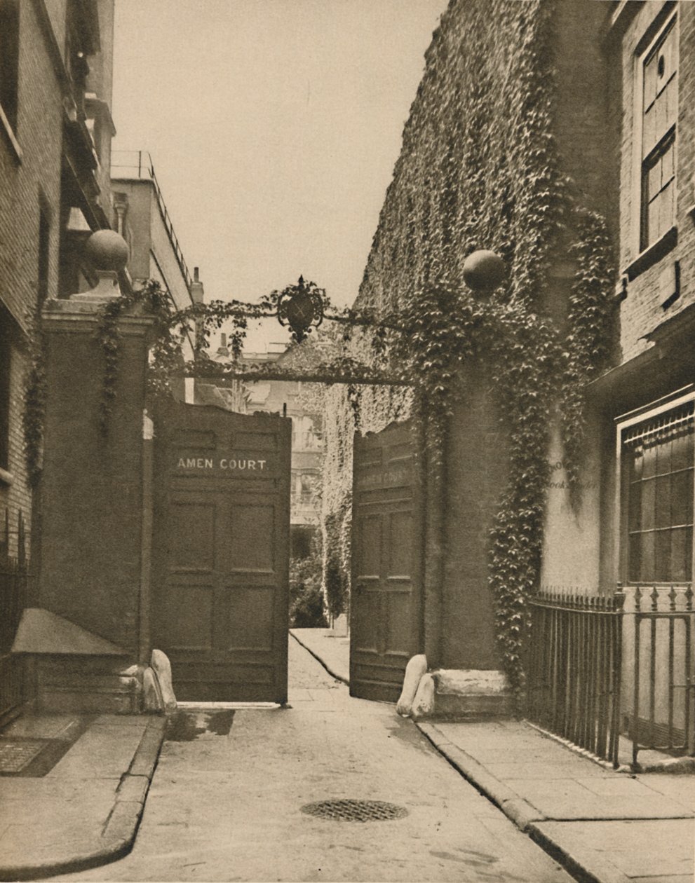 „Wejście do Quiet Amen Court w Warwick Lane”, c1935. autorstwa SO Gorse