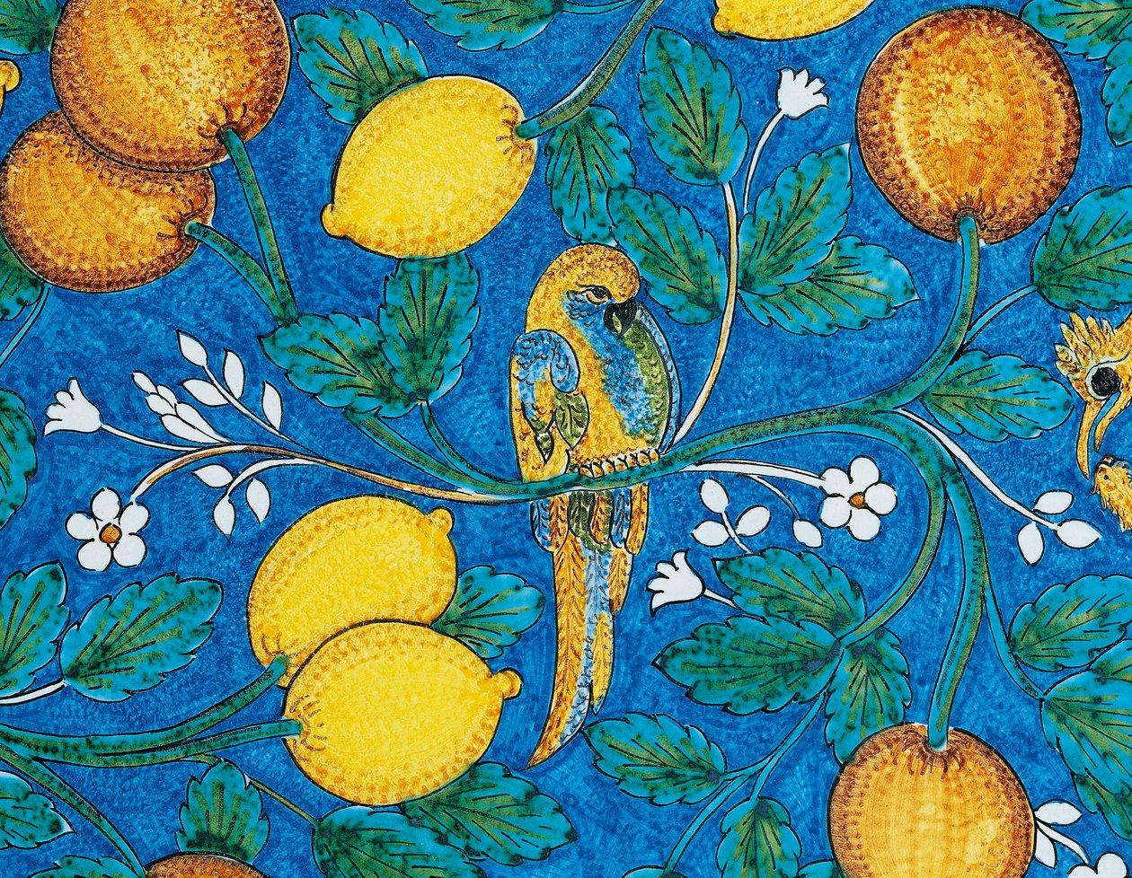 Owoce cytrusowe, kwiaty i ptaki na niebieskim tle, detal dekoracyjny ze stołu, majolika z kamienia lawowego, manufaktura Salvatore Gurreri, Caltagirone, Sycylia, Włochy, XX wiek autorstwa Salvatore Gurreri manufacture