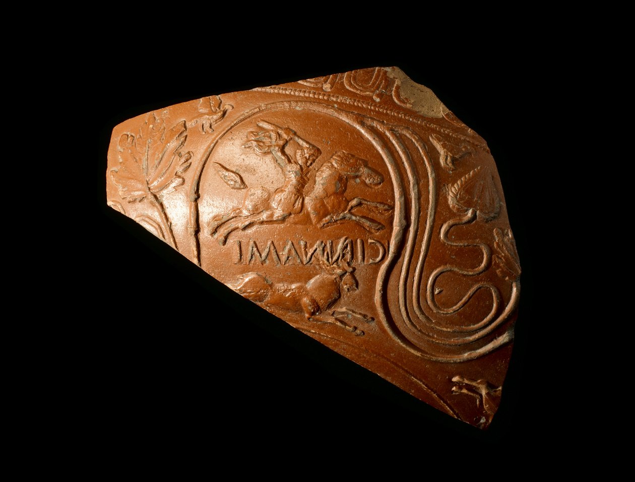Fragment misy ozdobionej postacią mężczyzny polującego na jelenia, wybity przez wytwórcę Cinnamus, z rzymskiego stanowiska w Newstead, 140-80 rne (ceramika) autorstwa Samian Samian