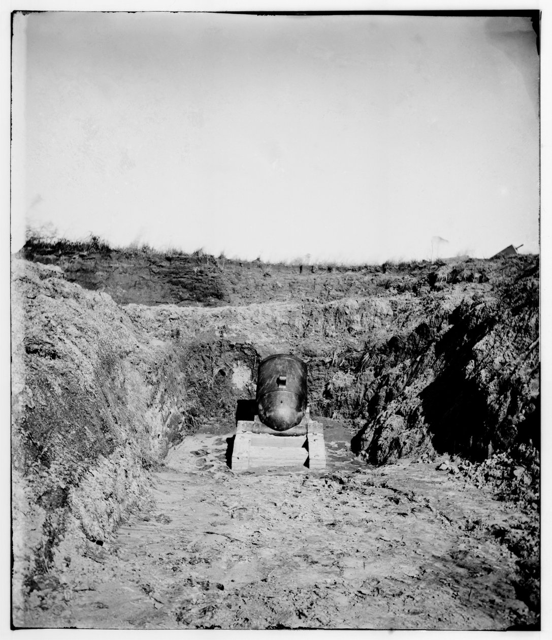 Moździerz konfederatów Mired w Fort McAlister, niedaleko Savannah, Georgia, 1864 autorstwa Samuel A. Cooley