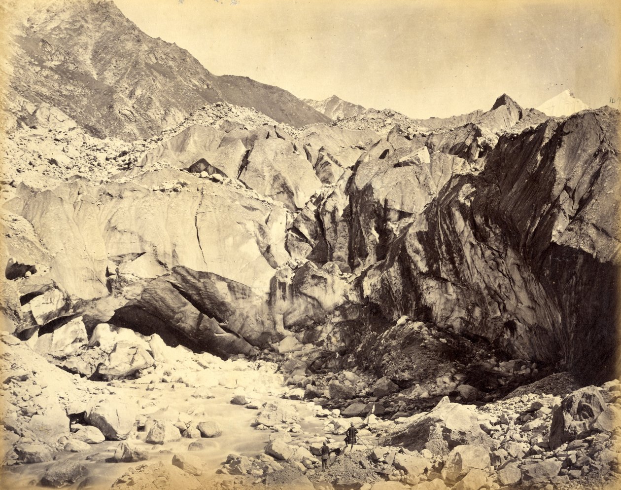 Źródło Gangesu, Indie, ok. 1860-70 (druk albumowy) autorstwa Samuel Bourne