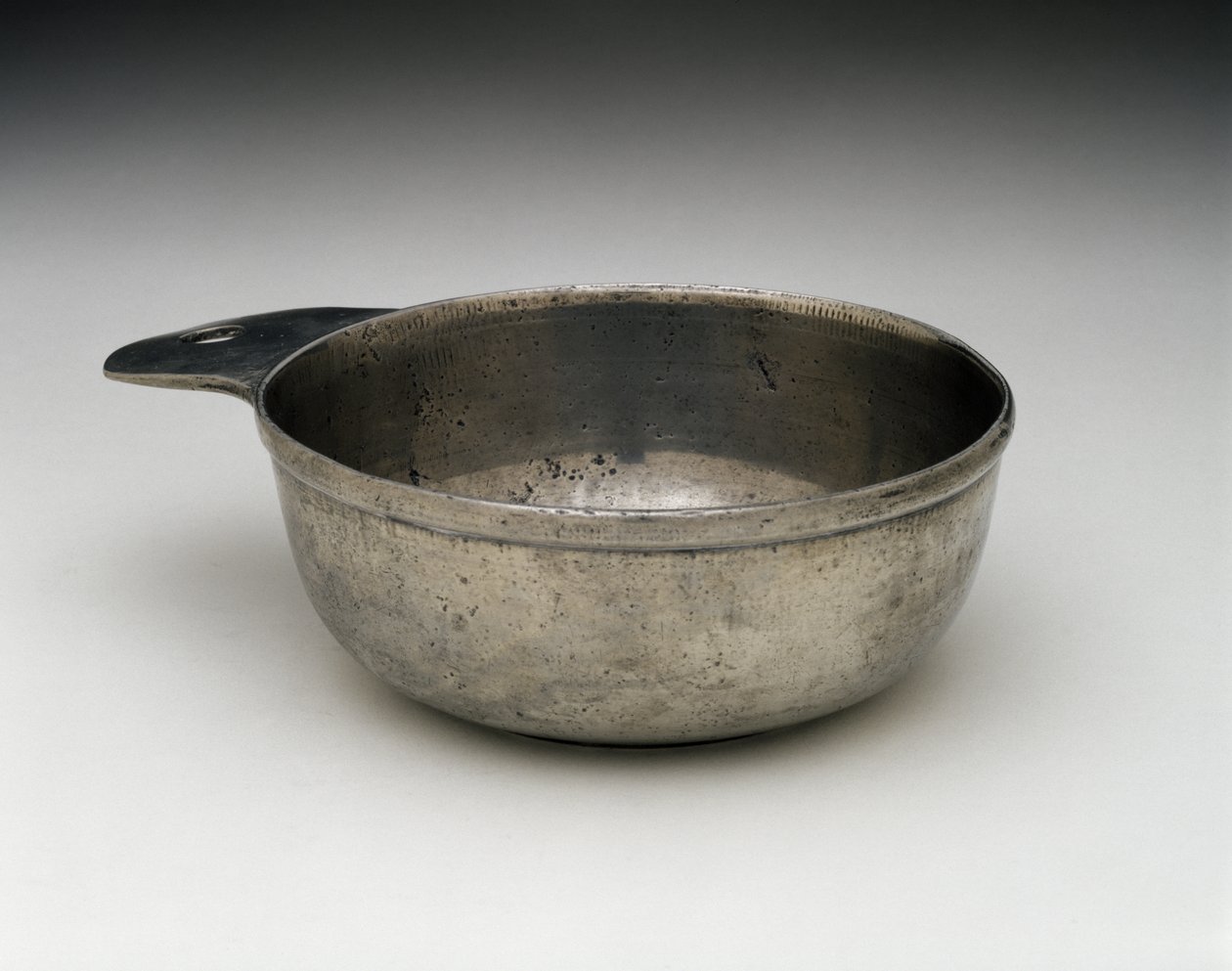 Porringer, ok. 1775-1825 (cyna) autorstwa Samuel (attr.to) Pennock