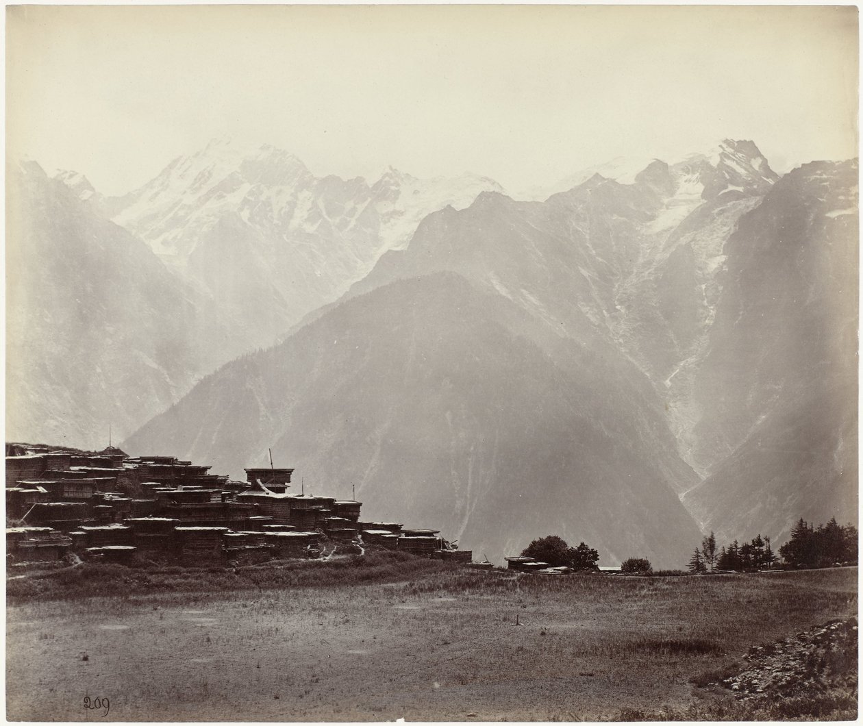 Widok Chini z Himalajami w tle Panoramiczny widok na Chini (tytuł oryginalny) autorstwa Samuel Bourne (attributed to)