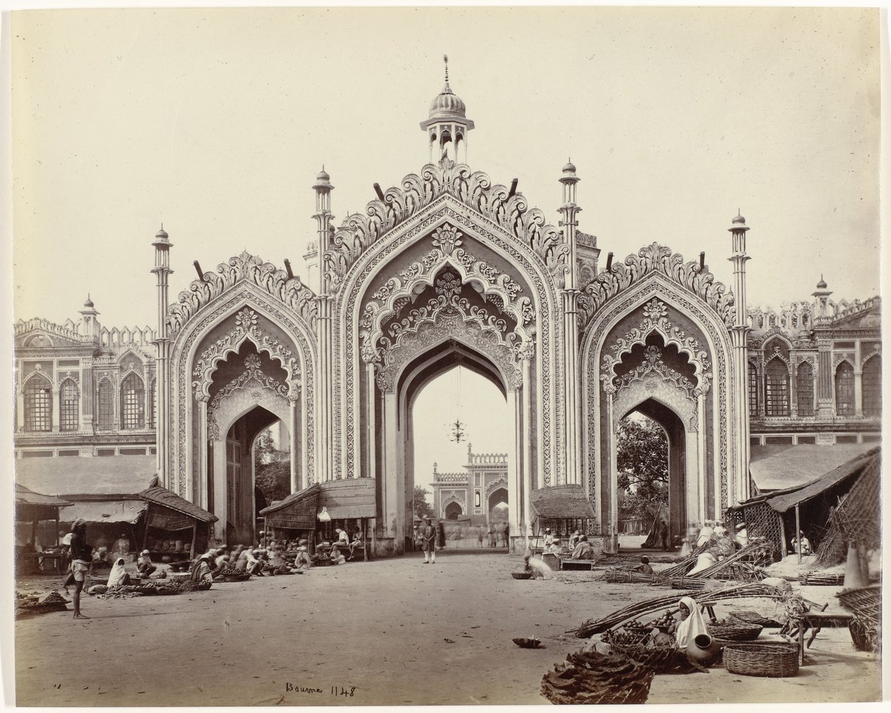 Brama na bazar Hosseinabad, Lucknow Brama bazaru Hooseinabad (tytuł oryginalny) autorstwa Samuel Bourne (signed by artist)