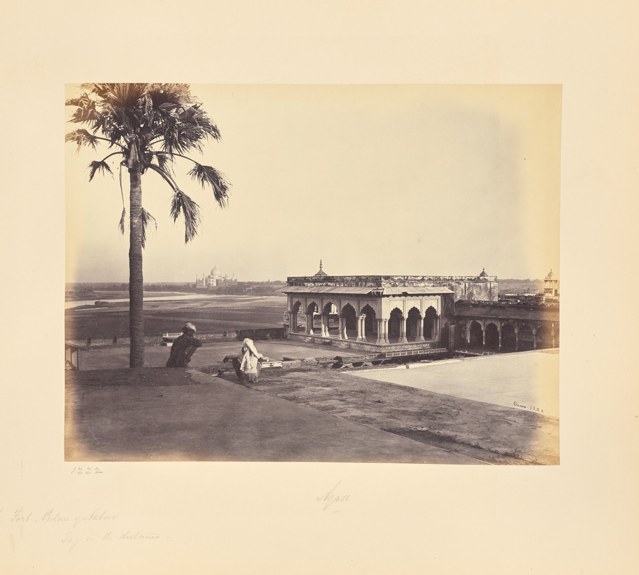 Agra; fort i pałac Akbara z Tajem w oddali, inny widok autorstwa Samuel Bourne