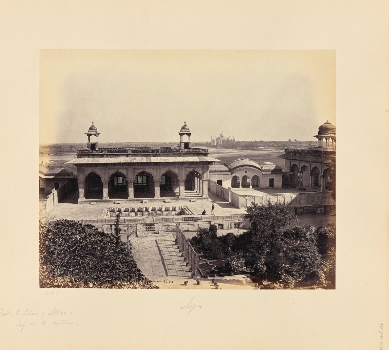 Agra; fort, pałac Akbara z Tadżem w oddali autorstwa Samuel Bourne