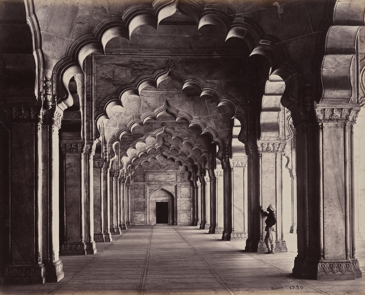 Agra. Moti Masjid, Meczet Perłowy. Widok całej nawy bocznej autorstwa Samuel Bourne