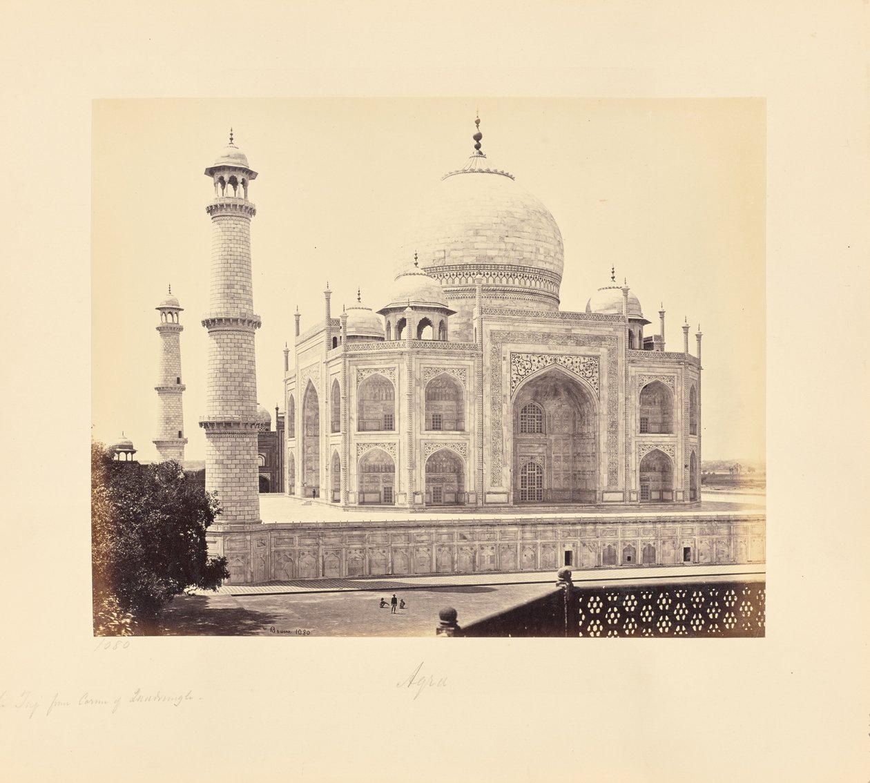 Agra; Taj, z narożnika czworokąta autorstwa Samuel Bourne