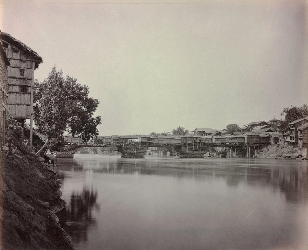 Most sklepów, Srinagar, Kaszmir, 1864. autorstwa Samuel Bourne
