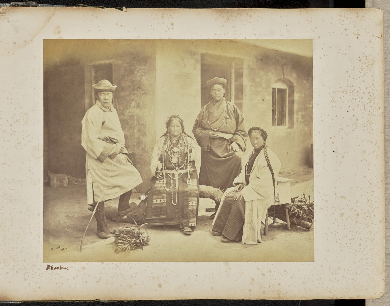 Darjeeling; grupa Bhutiów autorstwa Samuel Bourne