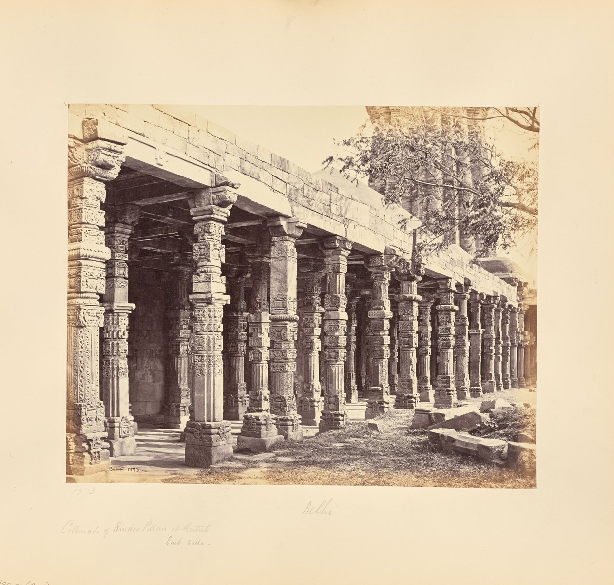 Delhi; Kolumnada hinduskich filarów przy Kutub Minar, strona wschodnia autorstwa Samuel Bourne