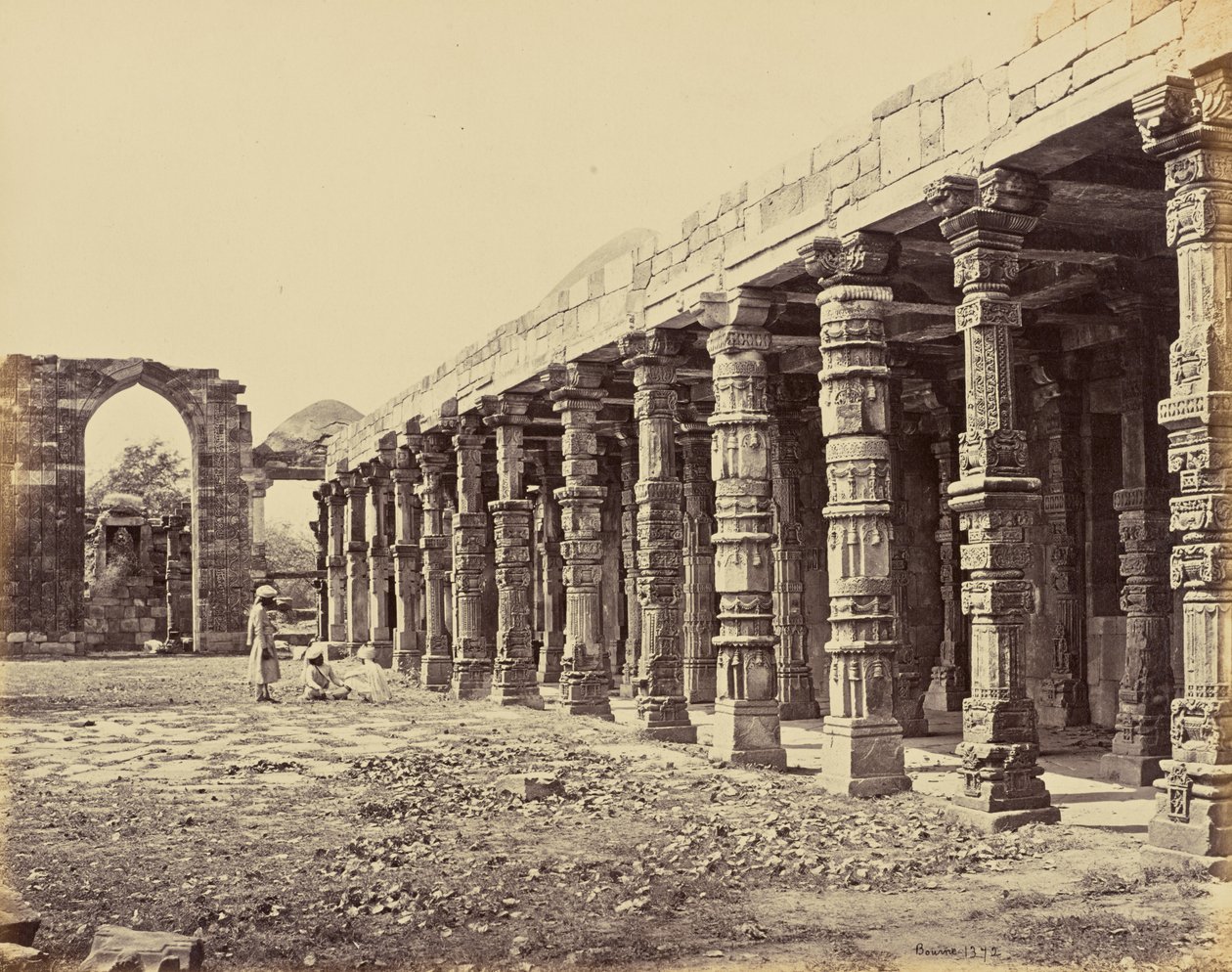 Delhi; Kolumnada hinduskich filarów przy Qutb Minar, strona północna autorstwa Samuel Bourne