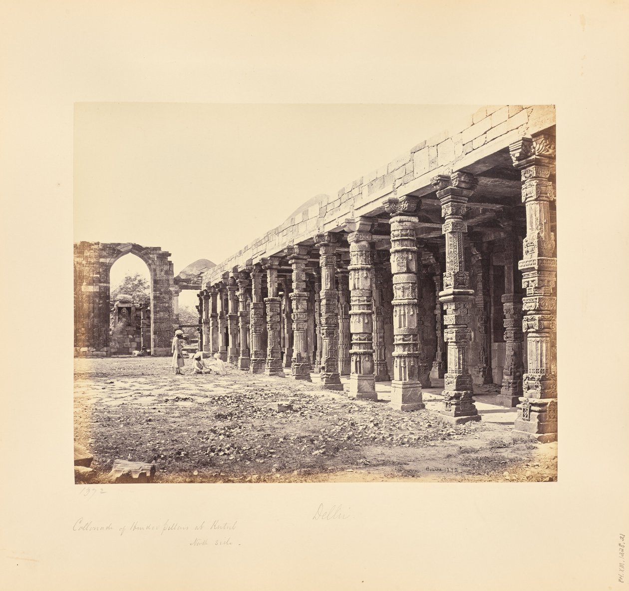 Delhi; kolumnada hinduskich filarów przy Qutb Minar, strona północna autorstwa Samuel Bourne
