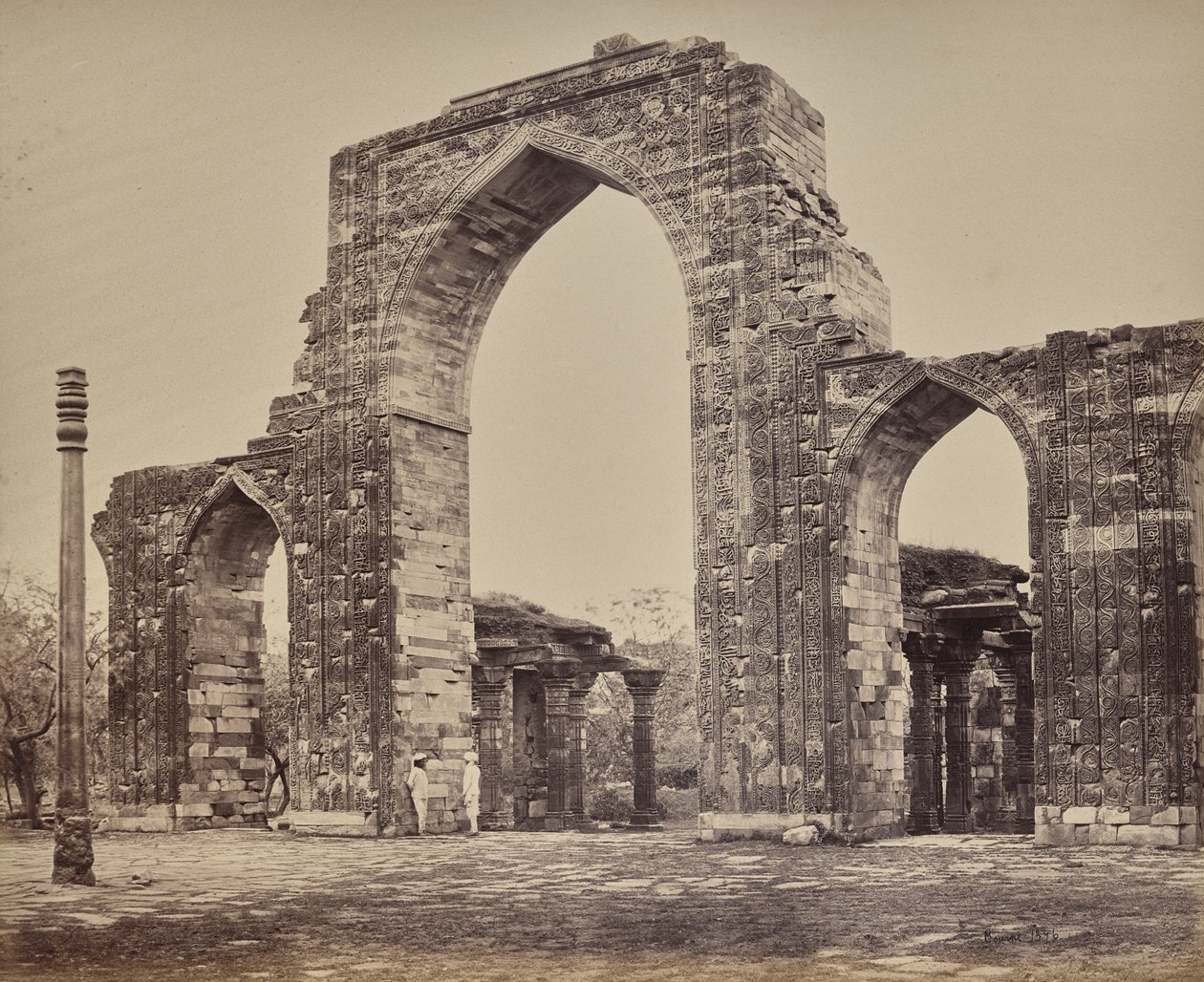 Delhi. Wielki łuk i żelazny filar w pobliżu Kutb Minar, ruiny starego Delhi autorstwa Samuel Bourne