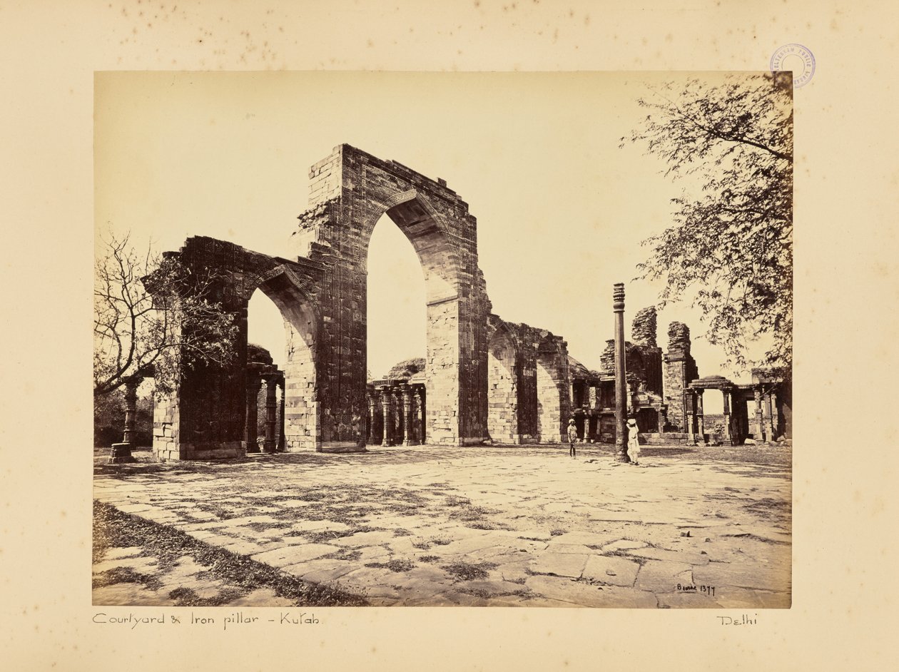 Delhi; Kutub Minar, widok ogólny łuków autorstwa Samuel Bourne