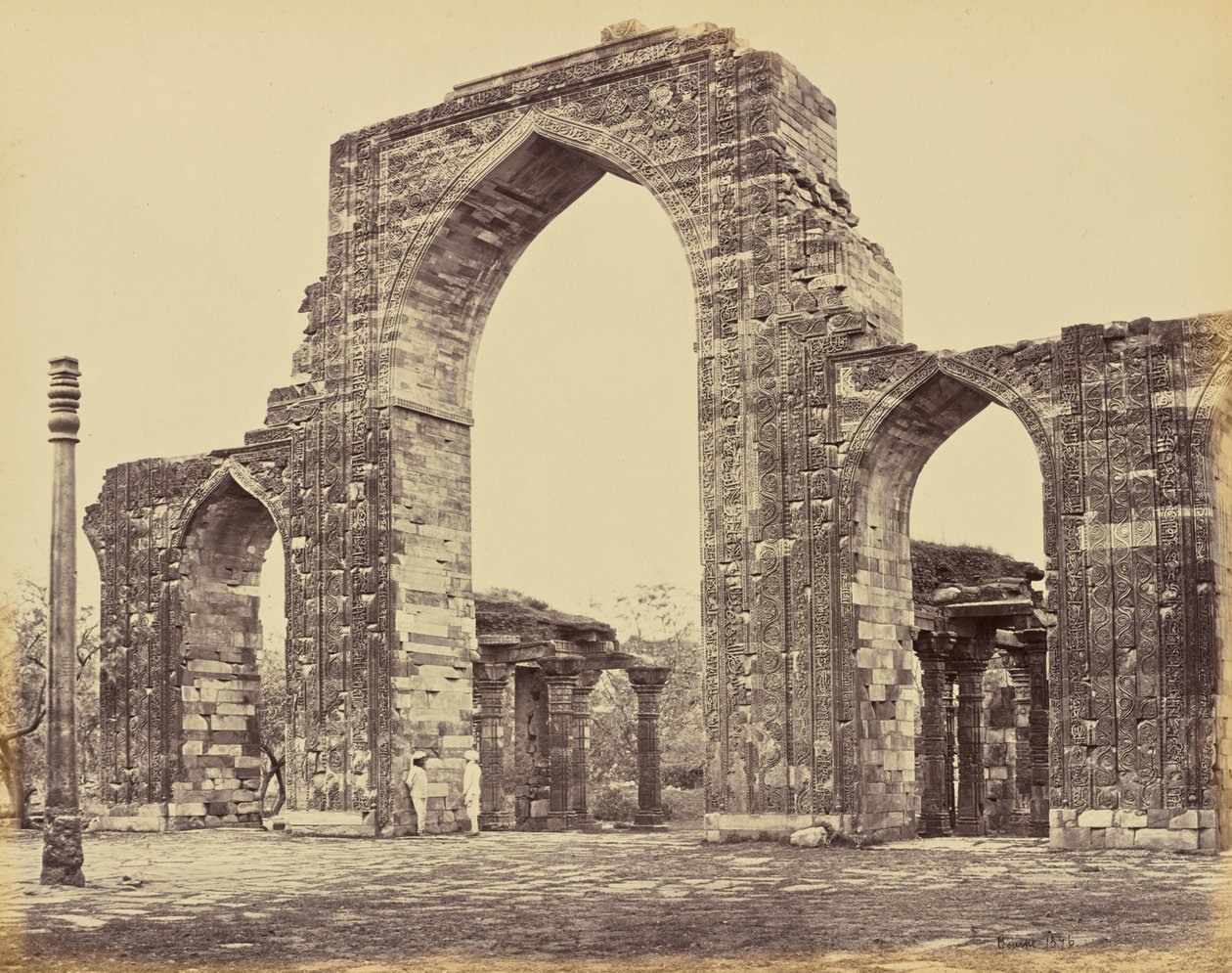 Delhi; Kutb Minar, Wielki Łuk i Żelazny Filar autorstwa Samuel Bourne
