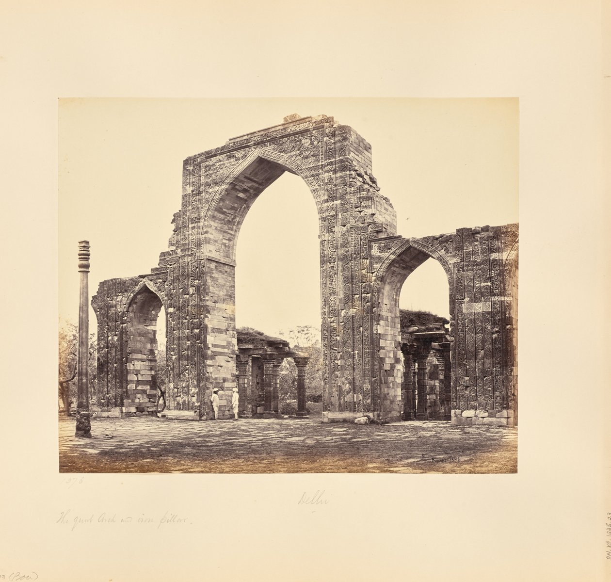 Delhi; Kutub Minar, Wielki Łuk i Żelazna Kolumna autorstwa Samuel Bourne