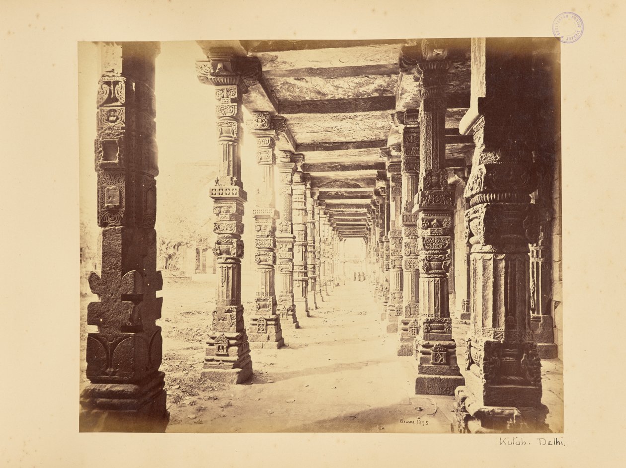Delhi; Kutub Minar, widok wnętrza północnej kolumnady autorstwa Samuel Bourne