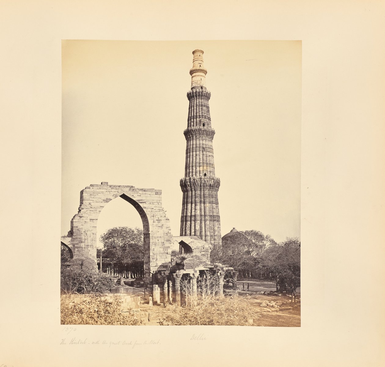 Delhi; Kutub Minar z Wielkim Łukiem, od zachodu autorstwa Samuel Bourne