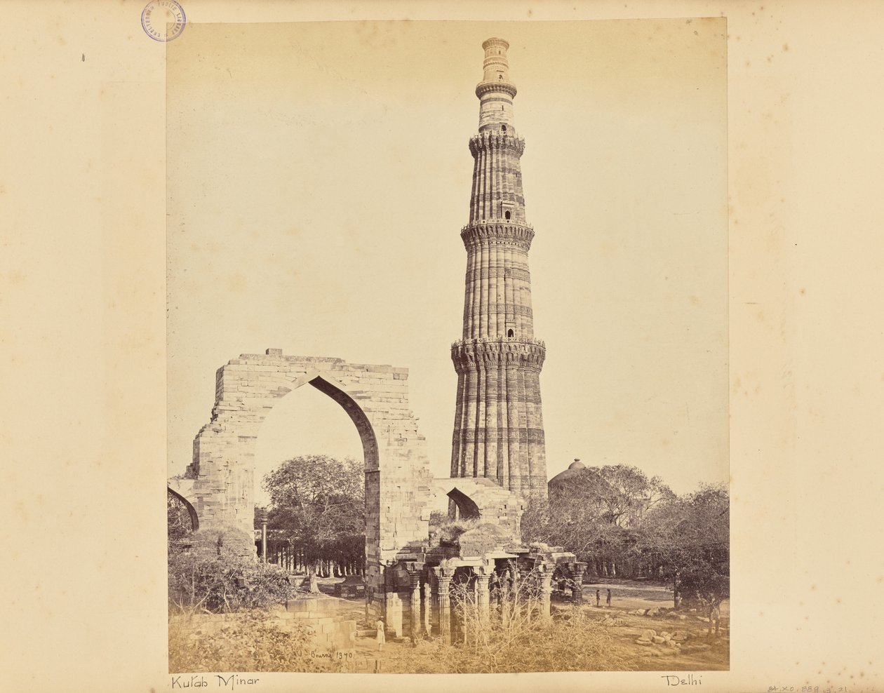 Delhi; Kutub Minar z Wielkim Łukiem, widok od zachodu autorstwa Samuel Bourne