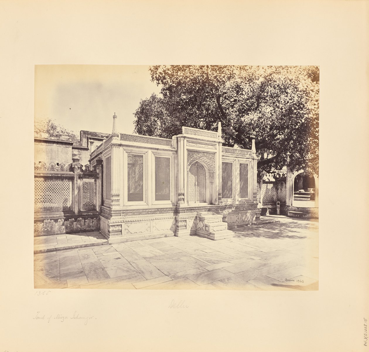 Delhi; grobowiec Mirzy Jehangira. To piękna rzeźba w marmurze autorstwa Samuel Bourne