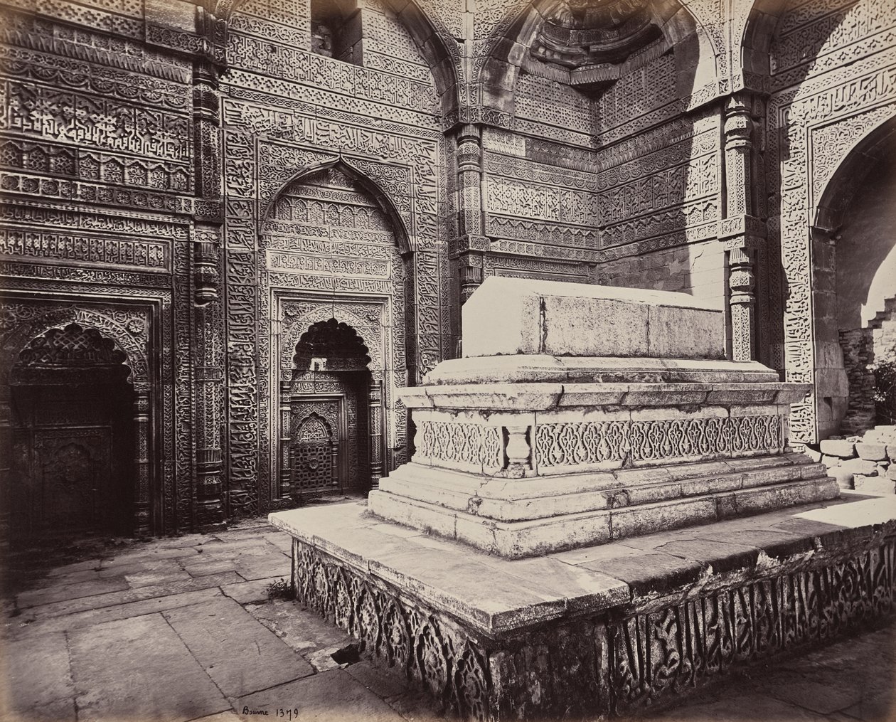 Delhi. Grobowiec cesarza Shums ooo deen Allomsha, budowniczego Qutb Minaru w ruinach starego Delhi autorstwa Samuel Bourne