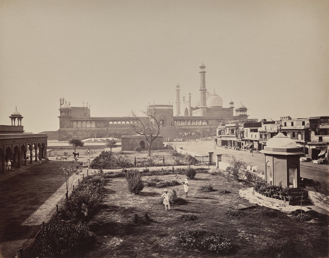 Delhi. Widok na północną stronę Jama Masjid, głównego muzułmańskiego miejsca kultu autorstwa Samuel Bourne