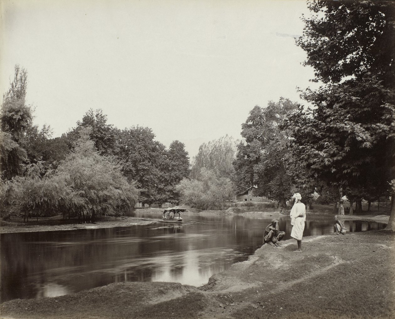 Kanał pyłowy poniżej Chunar Bagh, Kashmir, S.O. 1865 (srebrodruk albumowy) autorstwa Samuel Bourne
