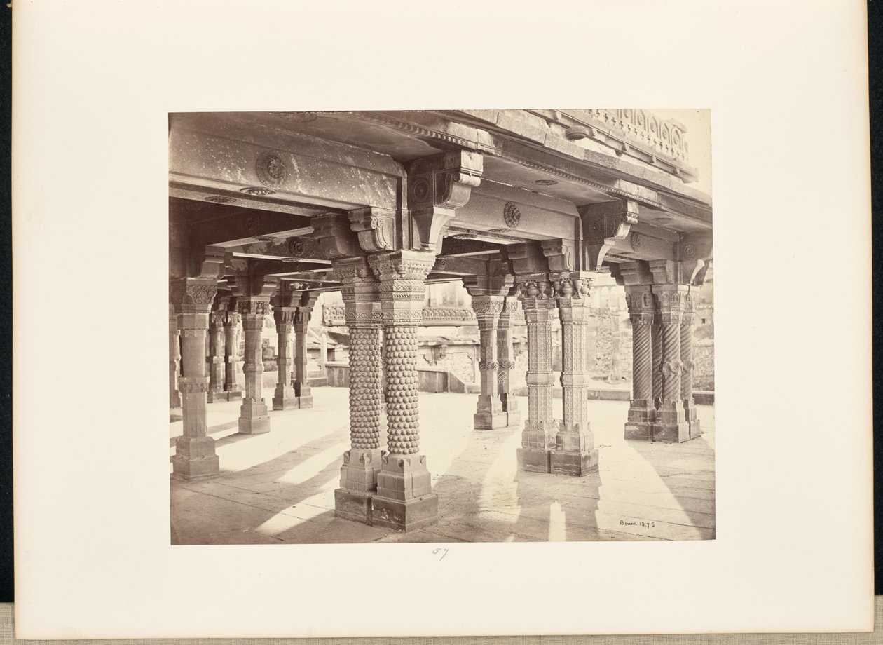 Futtypore Sikri; rzeźbione filary w Panch Mehal autorstwa Samuel Bourne