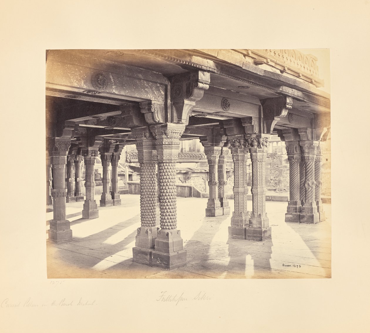 Fatehpur Sikri; rzeźbione kolumny w Panch Mahal autorstwa Samuel Bourne