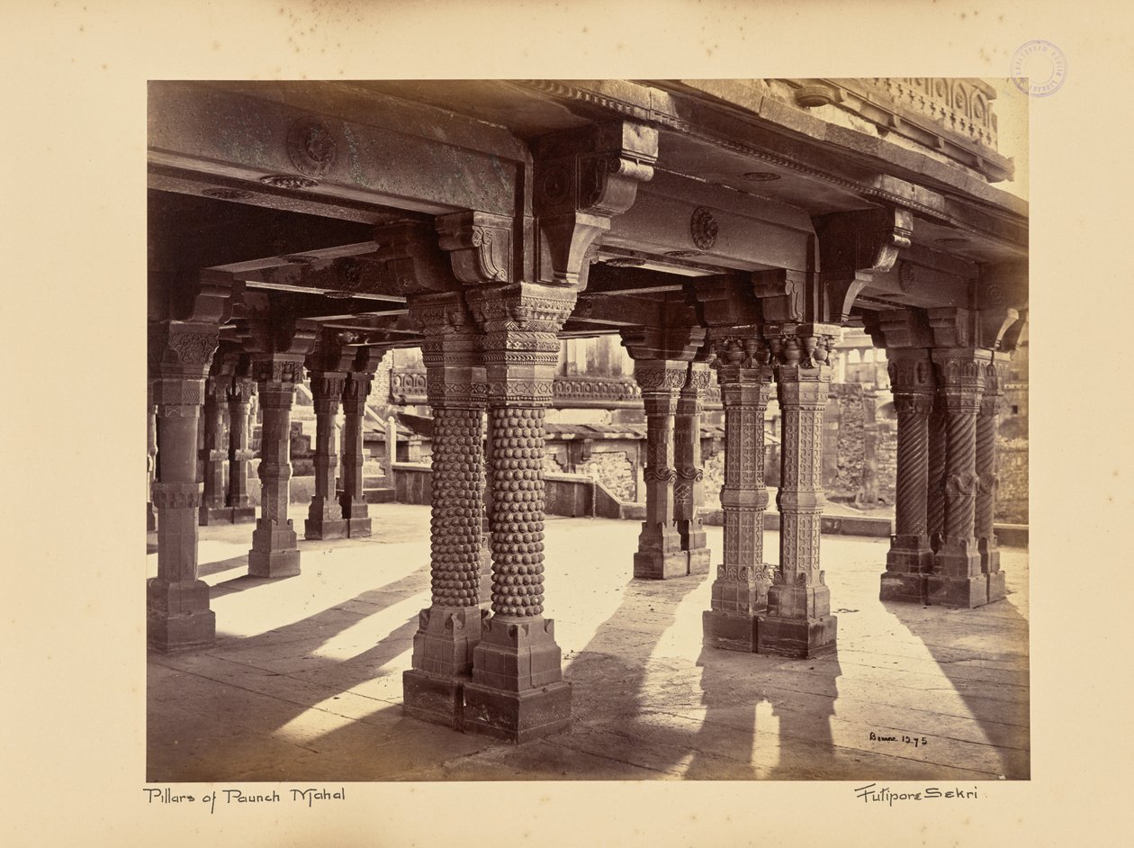 Fatehpur Sikri; rzeźbione filary w Panch Mahal autorstwa Samuel Bourne