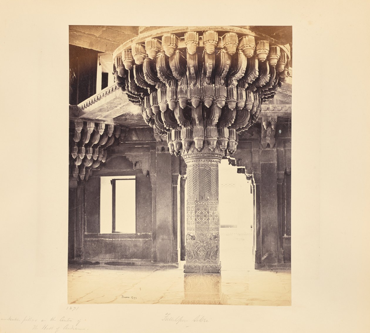 Fatehpur Sikri; niezwykły filar pośrodku Diwan-i-Khas, czyli sali audiencyjnej autorstwa Samuel Bourne