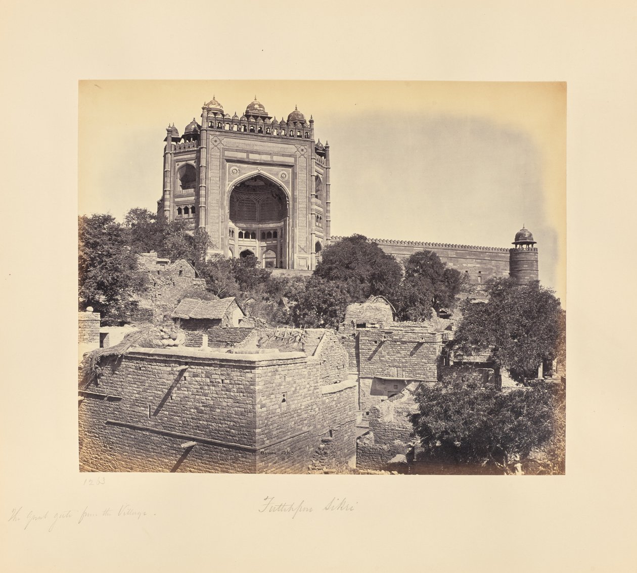 Fatehpur Sikri; wielka brama, widziana ze wsi autorstwa Samuel Bourne
