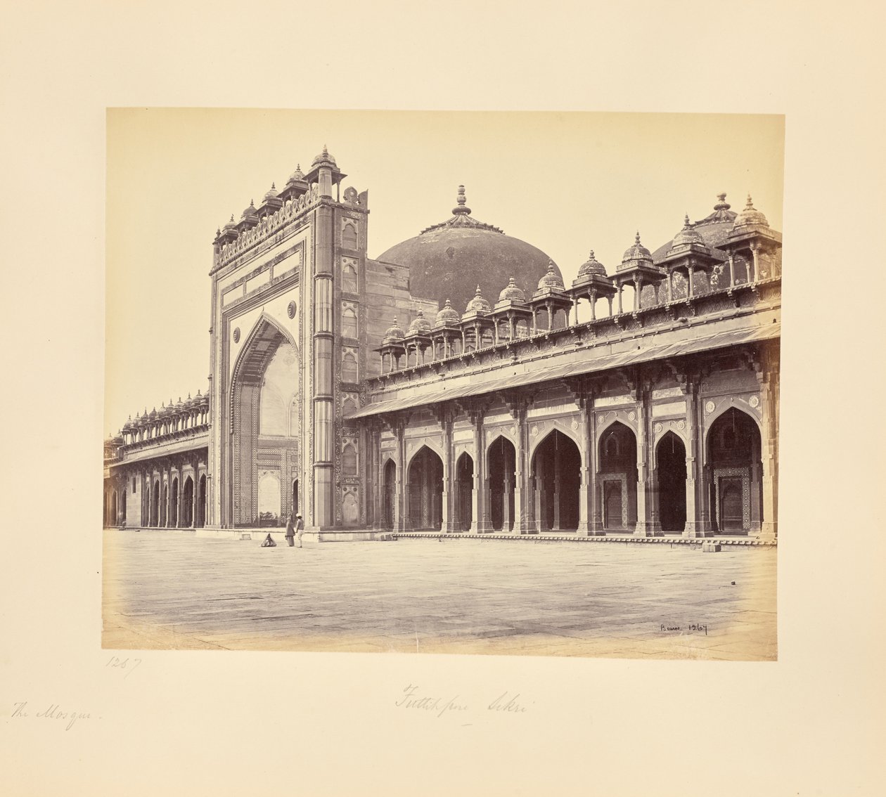 Fatehpur Sikri; meczet po zachodniej stronie czworoboku autorstwa Samuel Bourne