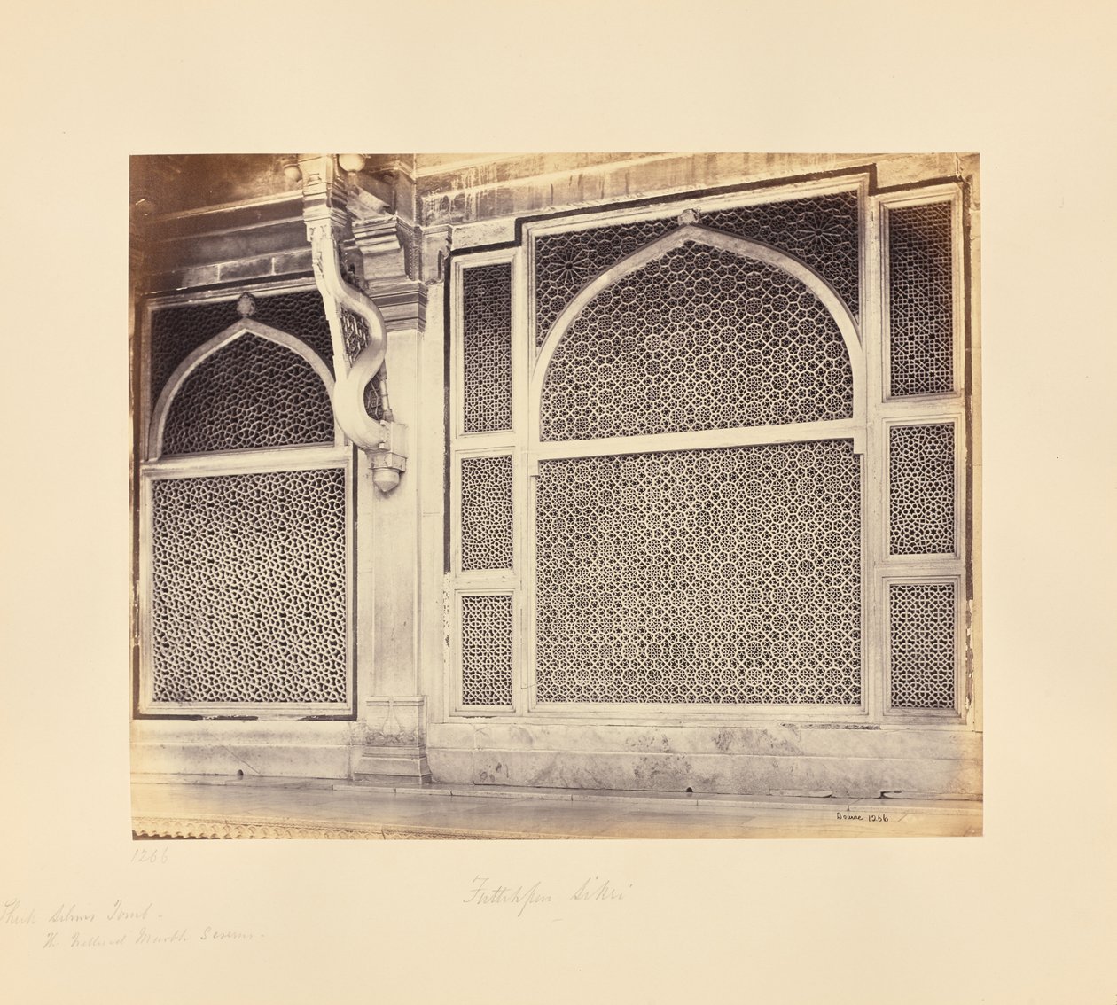 Fatehpur Sikri; dwa marmurowe ażurowe ekrany w grobowcu szejka Selima Chishtiego autorstwa Samuel Bourne