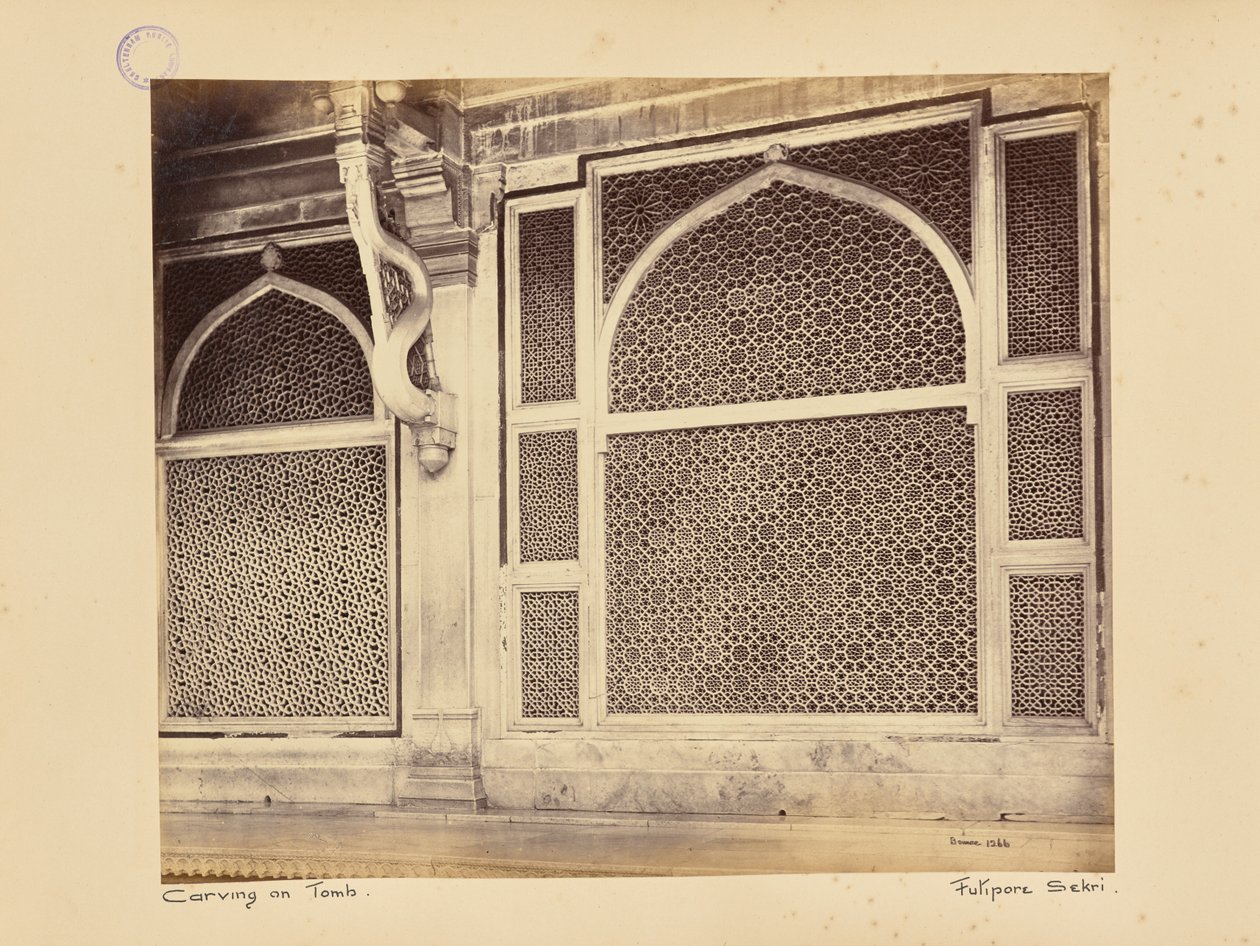 Fatehpur Sikri; dwa z marmurowych parawanów w grobowcu szejka Selima Chishtiego autorstwa Samuel Bourne