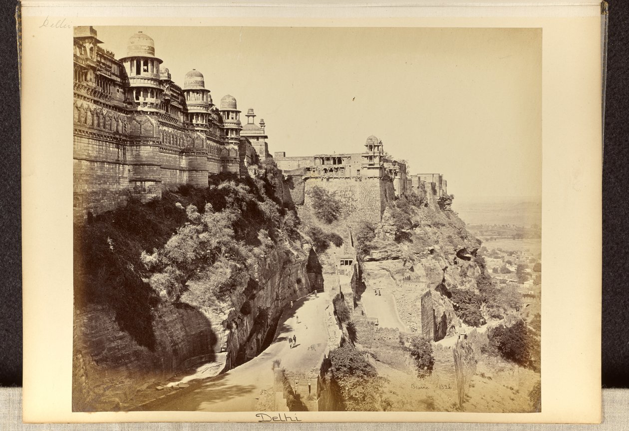 Gwalior; fort, pałac i główne wejście autorstwa Samuel Bourne