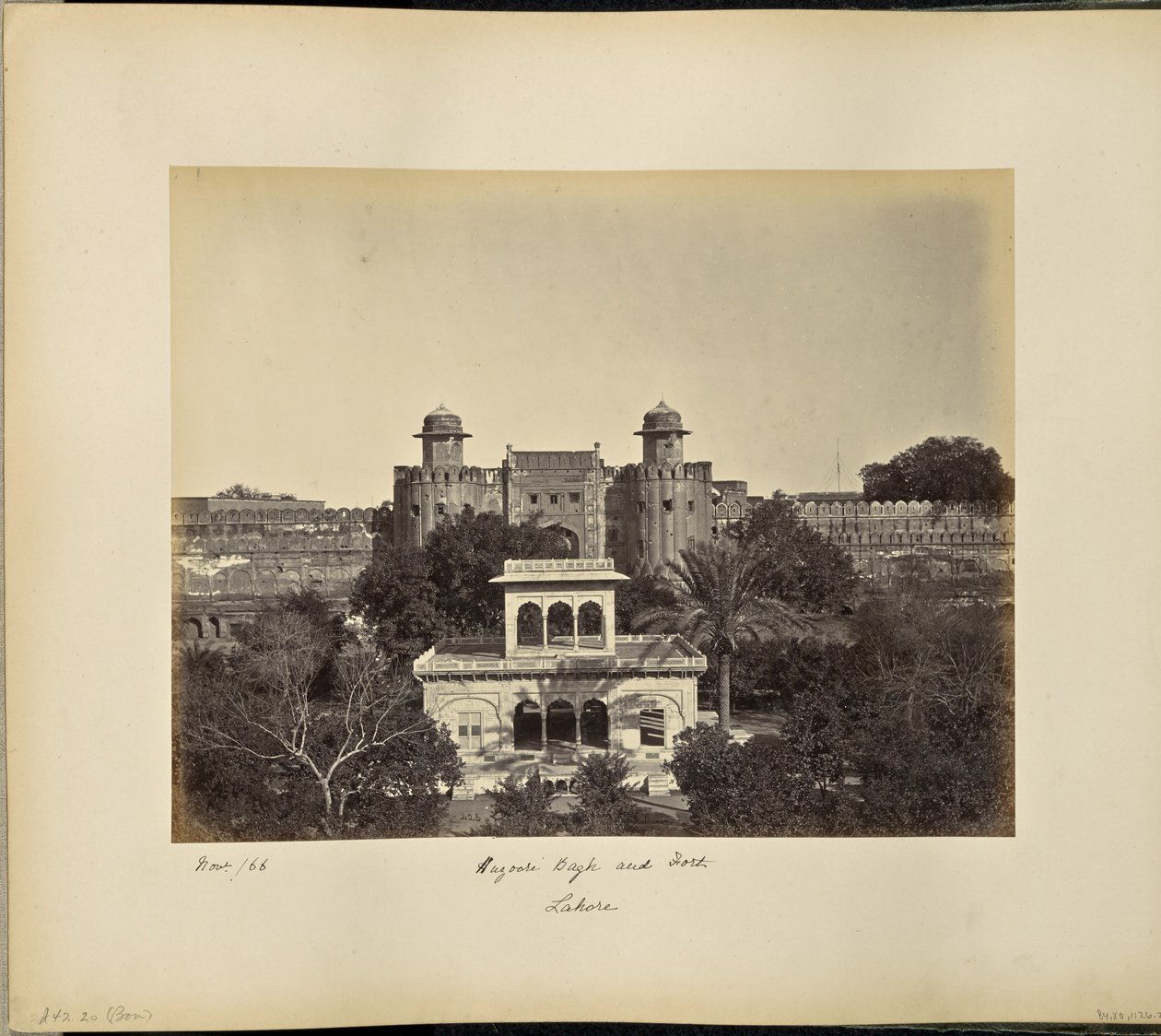 Lahore; Huzoori Bagh i fort autorstwa Samuel Bourne
