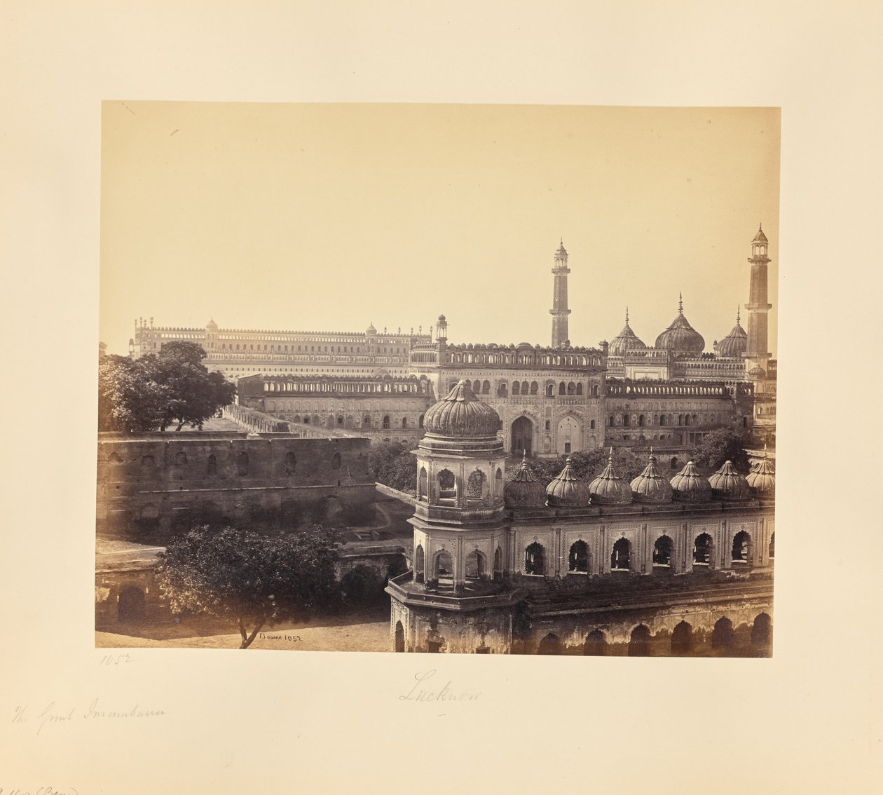 Lakhnau; Wielka imambara i meczet autorstwa Samuel Bourne