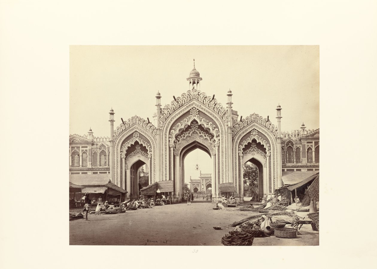 Lucknow; brama bazaru Hooseinabad autorstwa Samuel Bourne