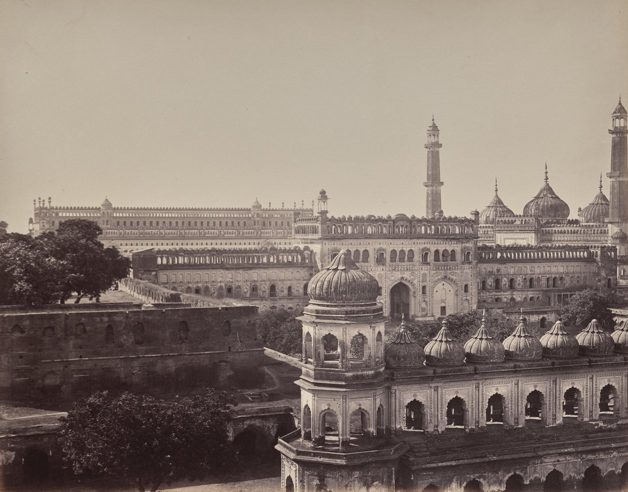 Lakhnau. Wielki imambara i meczet autorstwa Samuel Bourne