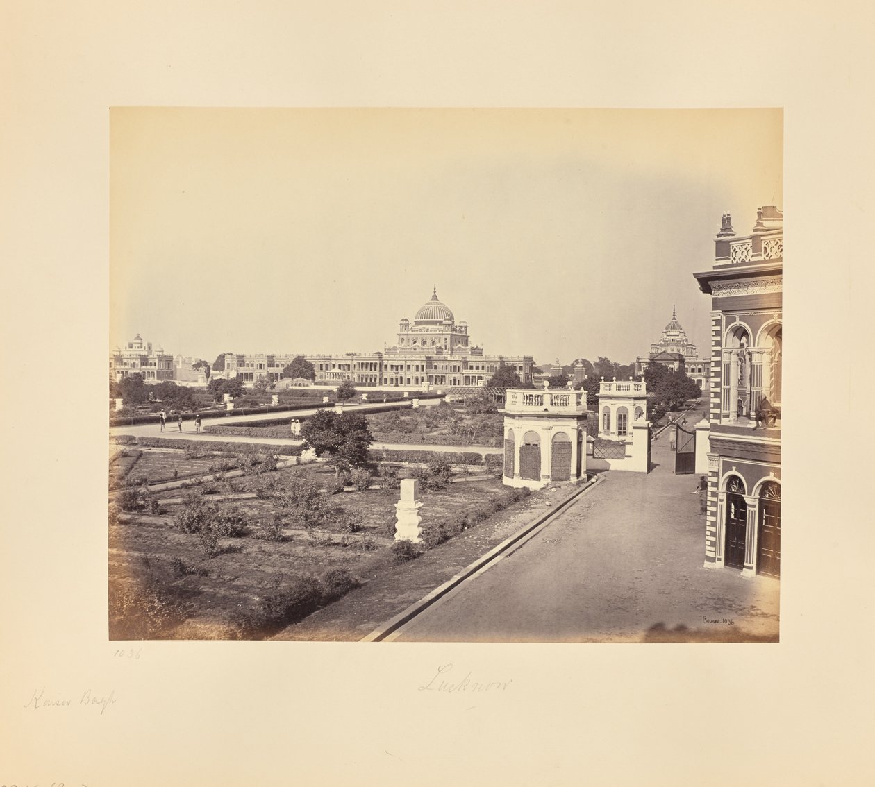 Lakhnau; Kaiser Bagh autorstwa Samuel Bourne